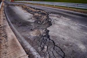estrada de asfalto destruída pelo deslizamento