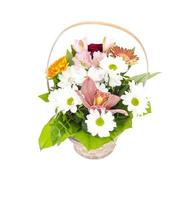 cesta decorativa de vime com buquê de lindas flores isoladas no fundo branco foto