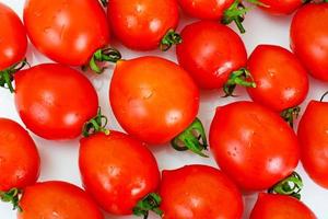 tomates vermelhos isolados em um fundo branco foto