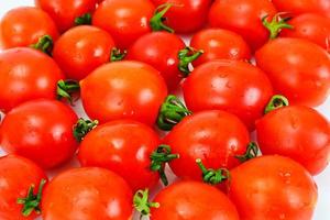 tomates vermelhos isolados em um fundo branco foto