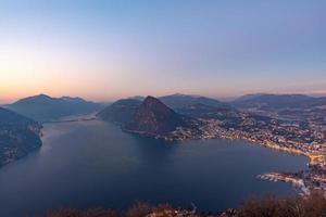 lagio maggiore com mont salvatore - suíça, ticino foto