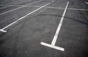 quiosques de estacionamento no estacionamento, marcados com linhas brancas. estacionamento vazio. estacionamento ao ar livre com linhas de quiosques recém-pintadas. estacionamento ao ar livre em uma estrada de asfalto. foto