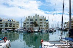 benalmadena, malaga, espanha. 8 de maio de 2019. marina do porto com barcos atracados foto