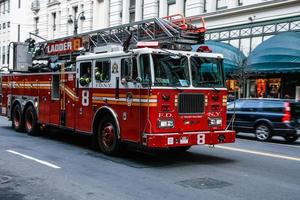 nova iorque, eua. fevereiro de 2009. caminhão de bombeiros na avenida de manhattan. foto