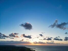 Alto ângulo Visão do botânica baía de praia e mar Visão durante pôr do sol às escadaria Kent, Inglaterra Reino Unido. abril 21, 2024 foto