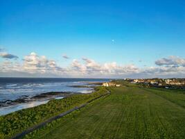 Alto ângulo Visão do botânica baía de praia e mar Visão durante pôr do sol às escadaria Kent, Inglaterra Reino Unido. abril 21, 2024 foto