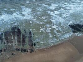 Alto ângulo Visão do botânica baía de praia e mar Visão durante pôr do sol às escadaria Kent, Inglaterra Reino Unido. abril 21, 2024 foto