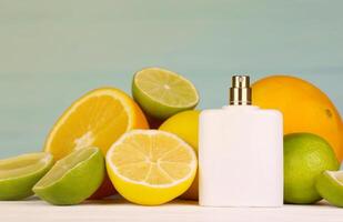 perfume com citrino extratos. seletivo foco. spa dia, conceito do frescor perfume garrafa com limão Lima e laranja foto