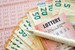 loteria bilhete e jogos de azar recibo em mesa com caneta e europeu União euro dinheiro contas foto
