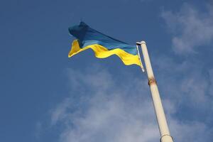 Ucrânia bandeira ampla nacional símbolo tremulando dentro azul céu. ampla amarelo azul ucraniano Estado bandeira, dnipro cidade, independência constituição dia foto