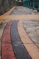 pedestre caminho ao lado a rio cidade parque com colorida andares. foto