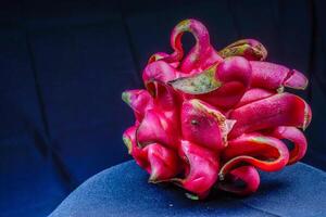 fechar acima Visão do Dragão fruta em Preto fundo foto