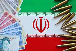 muitos balas e iraniano riais dinheiro contas em bandeira do islâmico república do Eu corri foto