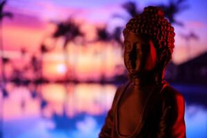 Buda purnima e vesak dia conceito, Buda estátua com baixo chave luz contra lindo e colorida fundo. meditação foto