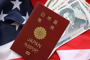 Japão Passaporte com japonês iene dinheiro contas em Unidos estados bandeira foto