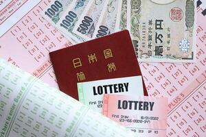 loteria bilhetes mentiras com japonês iene contas em jogos de azar folhas com números para marcação para jogar loteria foto