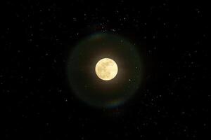 a cheio lua dentro a Sombrio noite. foto