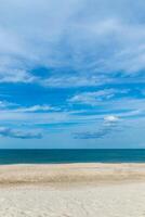 em a de praia com azul céu foto