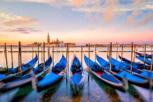 gôndolas com a igreja de san giorgio di maggiore em veneza foto