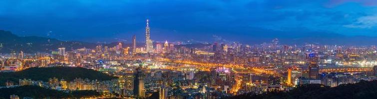 horizonte da cidade de taipei ao crepúsculo em taiwan foto