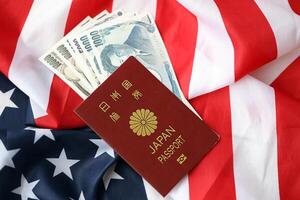 Japão Passaporte com japonês iene dinheiro contas em Unidos estados bandeira foto
