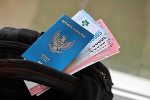 azul república Indonésia Passaporte com dinheiro e CIA aérea bilhetes em Turística mochila foto