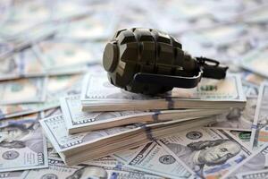 Grenade com uma Verifica contra a fundo do enorme montante do americano dólar contas foto
