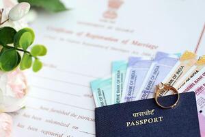 indiano certificado do cadastro do casamento em branco documento e Casamento anel com rupia dinheiro foto