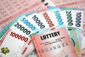 vermelho loteria bilhete mentiras em Rosa jogos de azar folhas com indonésio rupia dinheiro contas foto