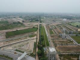 Alto ângulo Visão com zangão do oeste marina habitação sociedade dentro Lahore Paquistão em novembro 07, 2023 foto