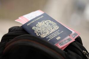 azul britânico Passaporte com CIA aérea bilhetes em Turística mochila foto