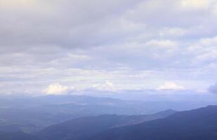 manhã Visão a partir de a dragobrat montanha picos dentro cárpato montanhas, Ucrânia. nublado e nebuloso panorama por aí drahobrat picos foto