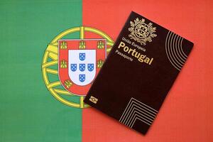 vermelho Portugal Passaporte do europeu União em nacional bandeira fundo fechar acima foto