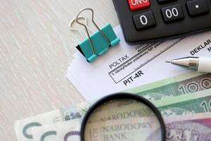 anual declaração do renda imposto avanços, poço-4r Formato em contador mesa com caneta e polonês zloty dinheiro contas foto