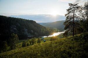 a natureza do Rússia é uma lindo panorama às pôr do sol, a brilho do a Sol é refletido dentro a água, bashkortostan sul Urais, reserva, Burzyansky distrito. foto