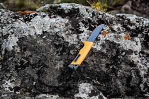 acampamento equipamento para sobrevivência dentro a floresta, uma caminhada faca mentiras em uma pedra espécies do sverzhu. uma afiado lâmina para corte pão. foto