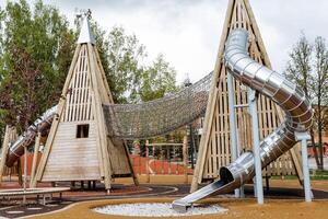 ampla atração do crianças diapositivos, escalada líquido, pirâmides do Histórico, Parque infantil para crianças, deslizar trompete, verão período de férias dentro a parque, família lazer, ao ar livre entretenimento foto