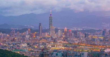 horizonte da cidade de taipei ao crepúsculo em taiwan foto