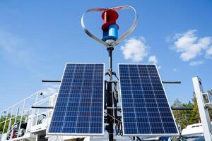 Móvel clima estação em solar baterias, dados coleção através precipitação, inovações dentro clima condições. energia conservação. foto