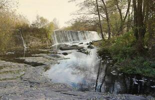 uma represa abandonada, uma cachoeira artificial, a represa do butka hpp, está localizada no rio atrás da ponte sobre o hirsky tikich foto