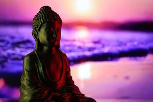 Buda purnima e vesak dia conceito, Buda estátua com baixo chave luz contra lindo e colorida fundo. meditação foto