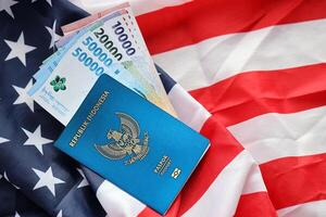 azul república Indonésia Passaporte e dinheiro em Unidos estados nacional bandeira fundo foto