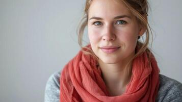 retrato do uma sorridente mulher com uma cachecol incorpora beleza, casual elegância, e natural confiança foto