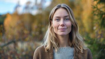 retrato do uma sorridente Loiras mulher dentro Noruega durante outono com uma natural beleza e ao ar livre bokeh efeito foto