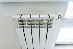 aquecimento dentro a casa, branco metal radiador, quarto aquecimento dentro inverno, calor déficit dentro Europa. foto