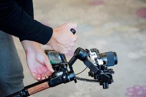 uma Cinematográfico fotos uma filme em uma Câmera usando uma Câmera estabilizador, Steadicams para suave movimento do a cenário dentro a quadro, uma técnico dispositivo do a filme indústria.