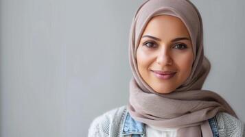 retrato do uma sorridente mulher dentro hijab olhando confiante e profissional foto