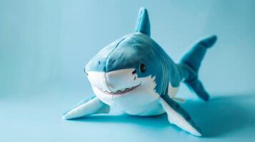 fofa azul Tubarão recheado brinquedo com sorridente face e aquático tema em uma suave fundo foto