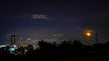 bintaro Jacarta, janeiro 26, 2024 - pôr do sol dentro a cidade, silhueta do uma paisagem urbana. foto