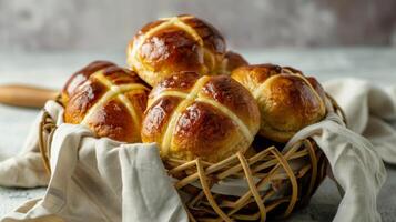 envidraçado quente Cruz pães dentro uma cesta, representando tradicional Páscoa doce pastelaria foto
